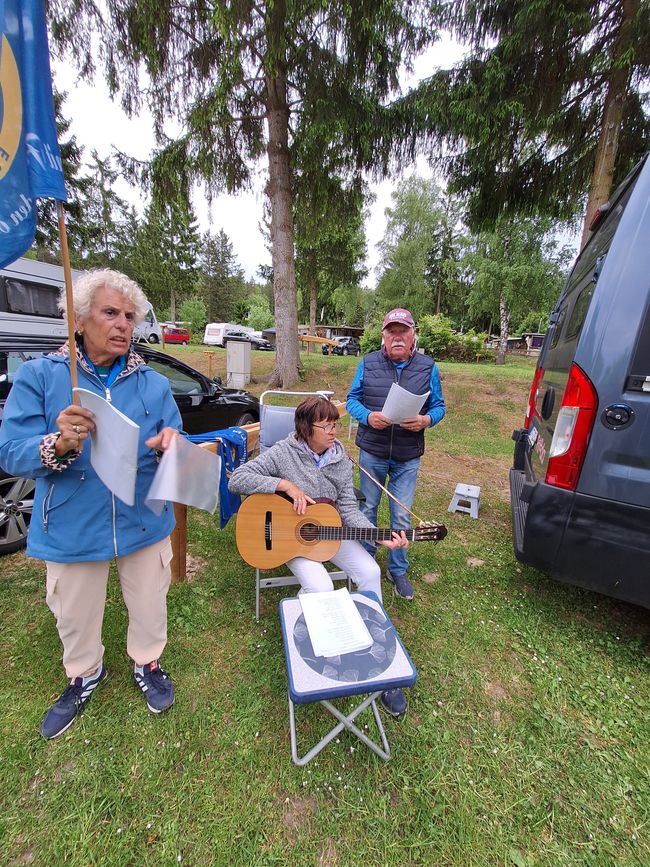 Ein neuer Camper wird beklebt