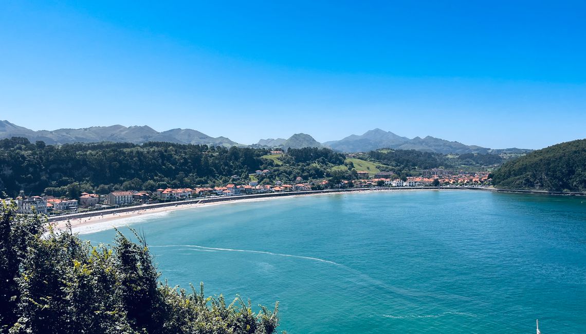 ...y una bonita playa de ciudad en un interminable paseo - detrás las montañas.