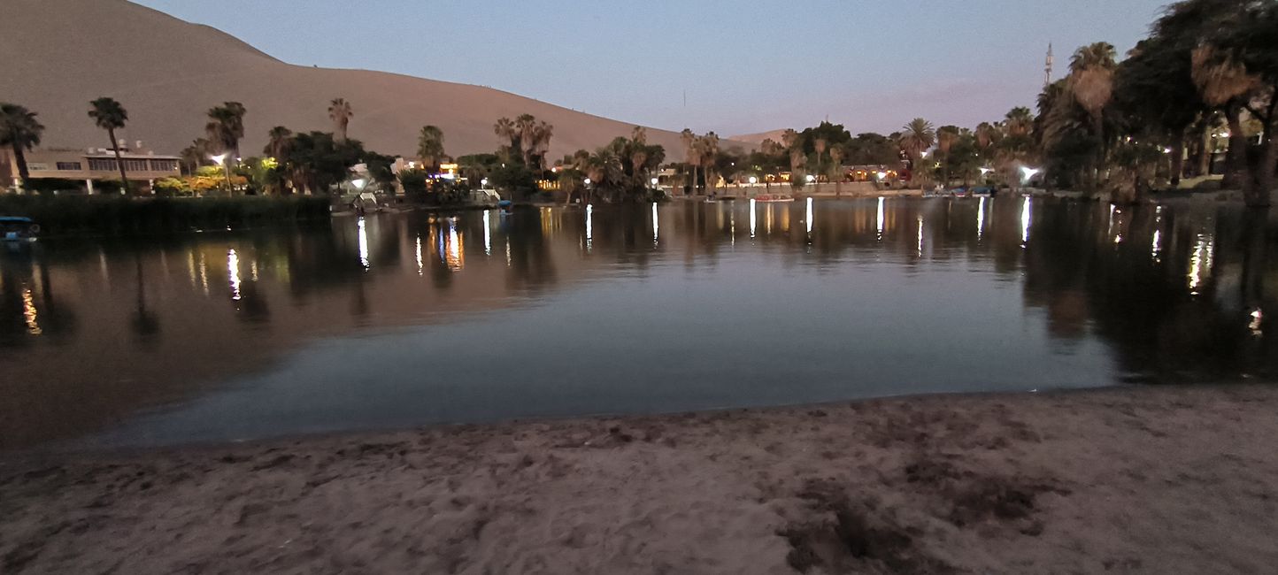 Der See umrundet von Wüste 