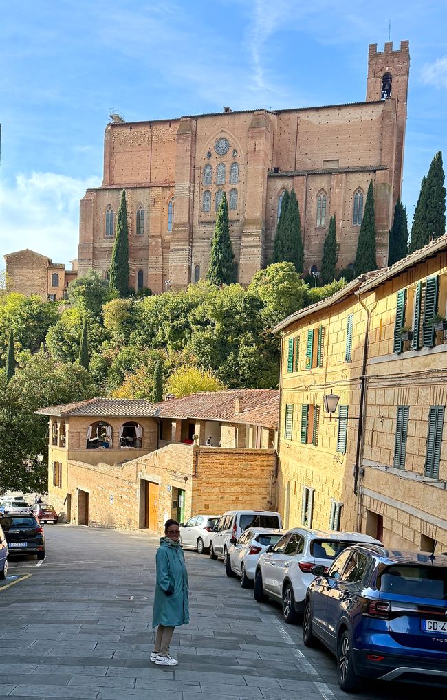 Die Basilica di San Domenico thront hoch über Siena.