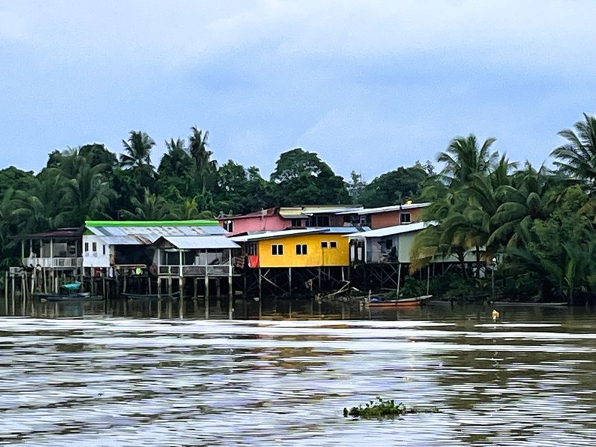 Traditionelle Häuser am Fluss