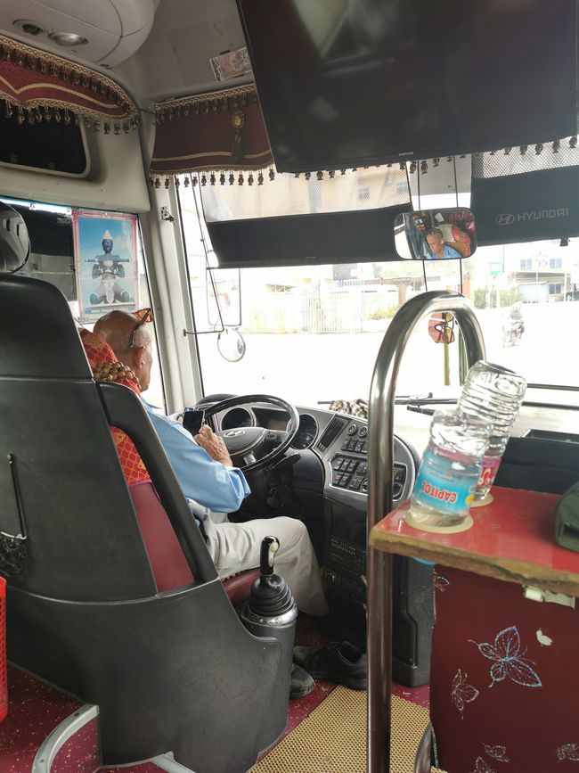 .. der nervige Busfahrer, wie in der Fahrschule gelernt; Schuhe aus, am Handy datteln, mit den Reisenden laut quatschen, hupen, nah auffahren und drängeln... 