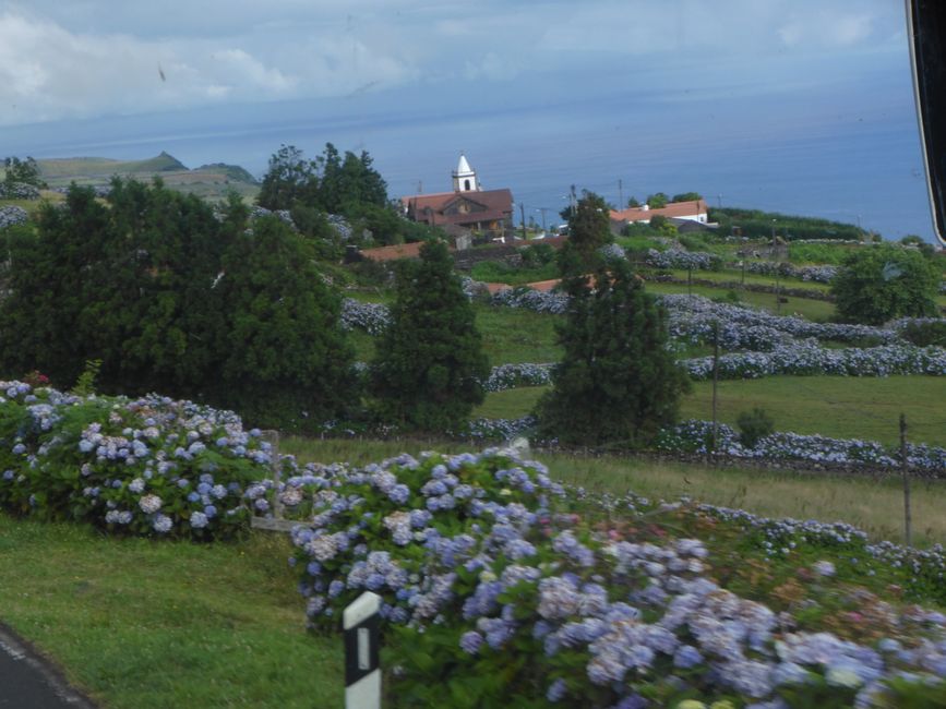 Scendiamo verso Velas 
