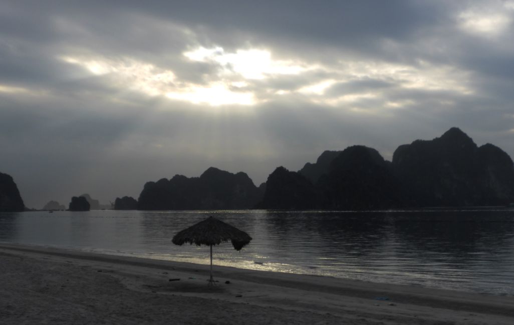La spiaggia di Cam Pha al mattino