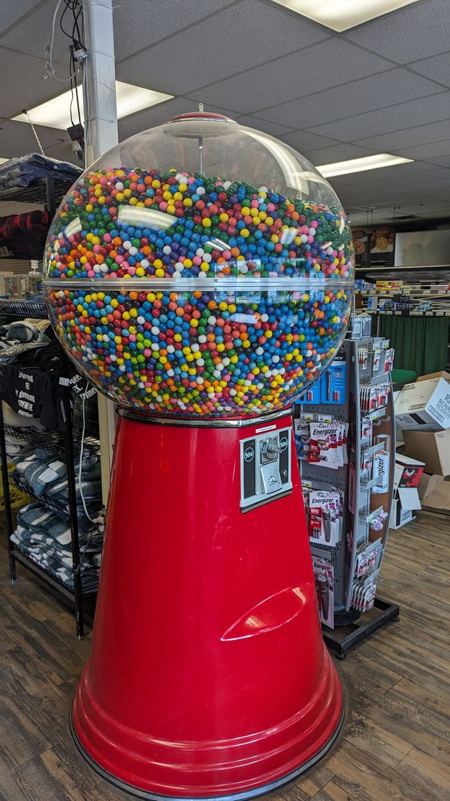 Riesenkaugummiautomat bei Super-A-Foods in Dease Lake