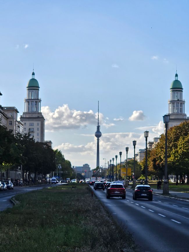 Blick auf die beiden Türme am Frankfurter Tor und den Fernsehturm