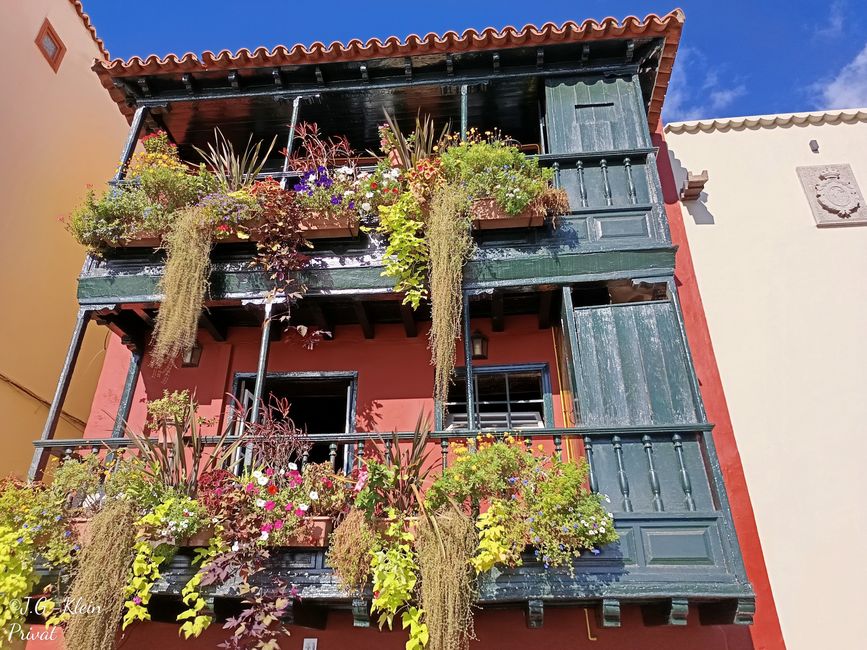 typischen kanarischen Holzbalkone in der Avenida Marítima in Santa Cruz de La Palma