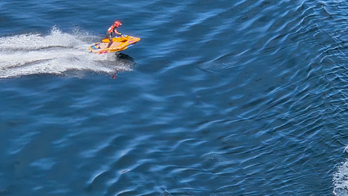 Der Jetskifahrer zeigt seine Künste