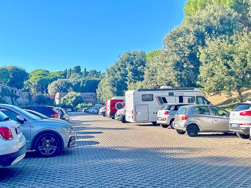 Wir stehen auf einem riesigen Parkplatz. Auf dem Bild sind die riesigen Schlaglöcher leider nicht zu sehen.