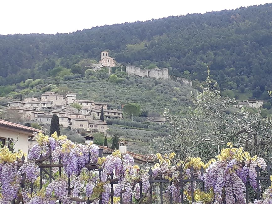 On the mountain, the remnants of the medieval town of Poreta