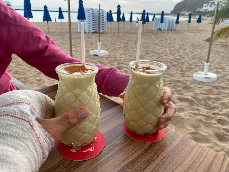 In the evening, a Piña Colada on the beach of Las Teresitas