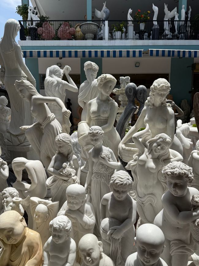 Sculptures en marbre près de la montagne de marbre