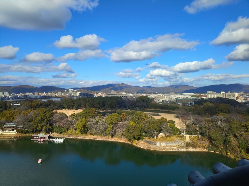 Blick vom obersten Stockwerk der Burg auf den Kōraku-en Garten