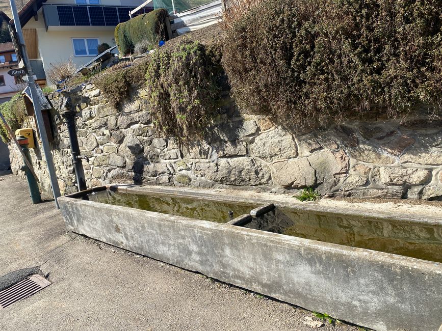 Der Dorfbrunnen liefert noch immer sehr kaltes und klares Wasser