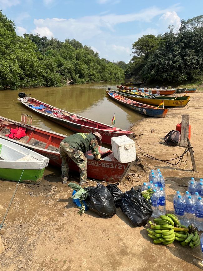 Cargando las provisiones para 3 días en el bote 