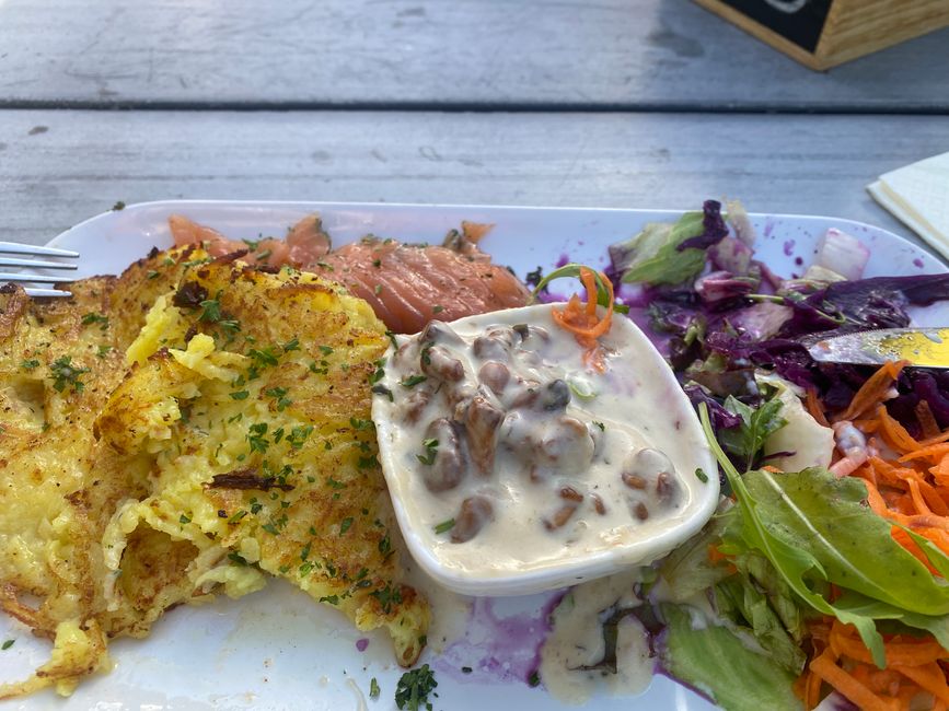 Leckeres Abendessen: Rösti, gebeizter Lachs, Pfifferlinge und Salat