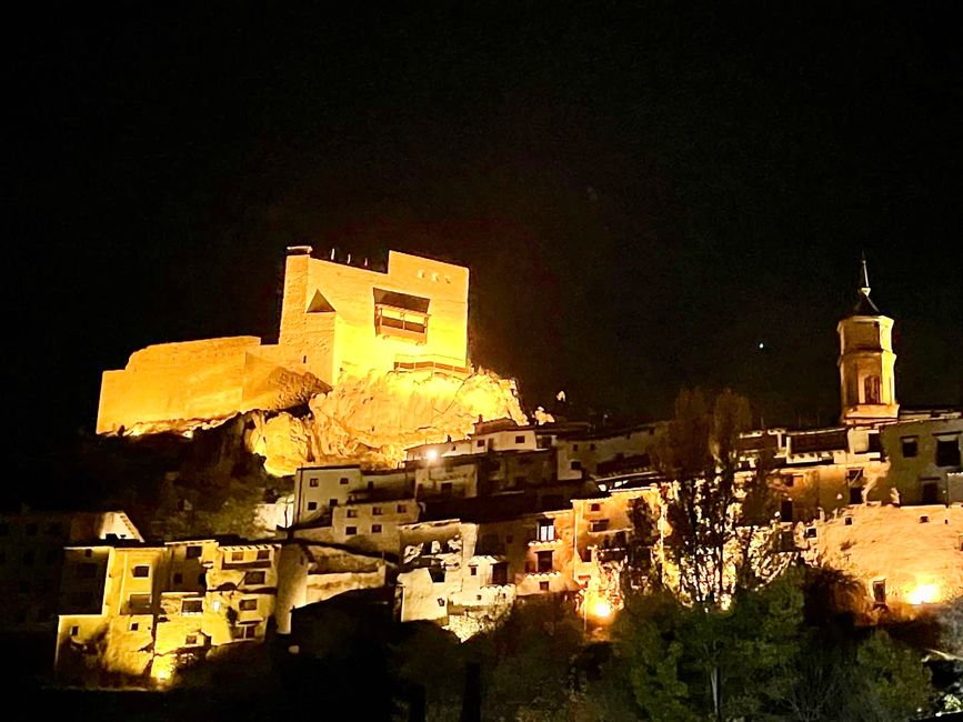 Alcalá de la Selva por la noche. Por la mañana volvió a aclarar, pero el lugar probablemente nunca más despertará.