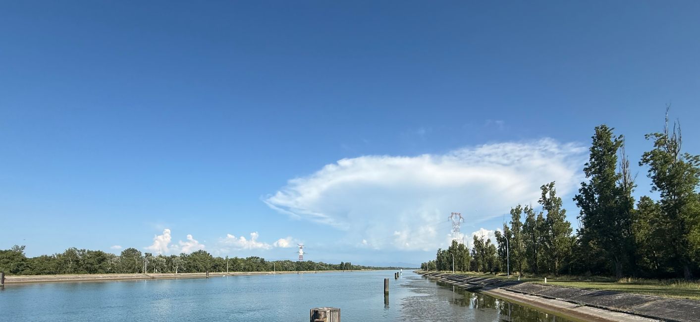 vor der Schleuse Fessenheim, Rheinseitenkanal