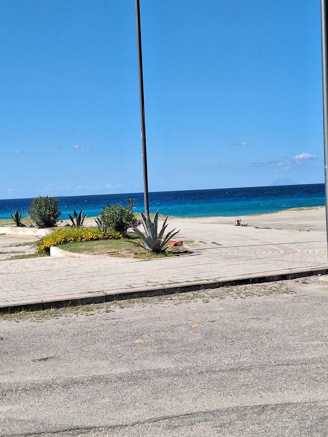 Primero vemos el mar con sus maravillosos tonos de azul