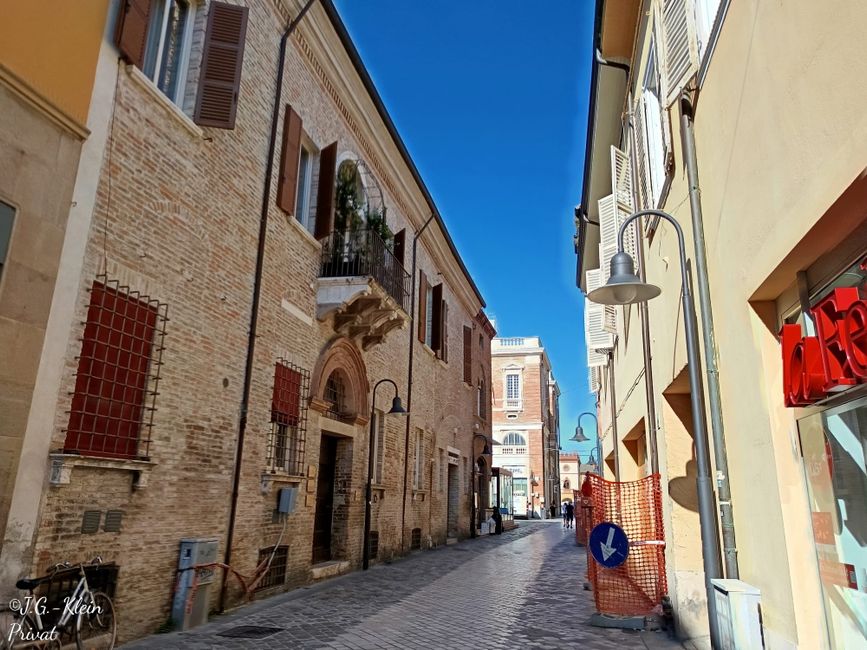 Calle hacia el casco antiguo a la Piazza del Popolo Piazza del Popolo Piazza del Popolo Piazza del Popolo Piazza del Popolo