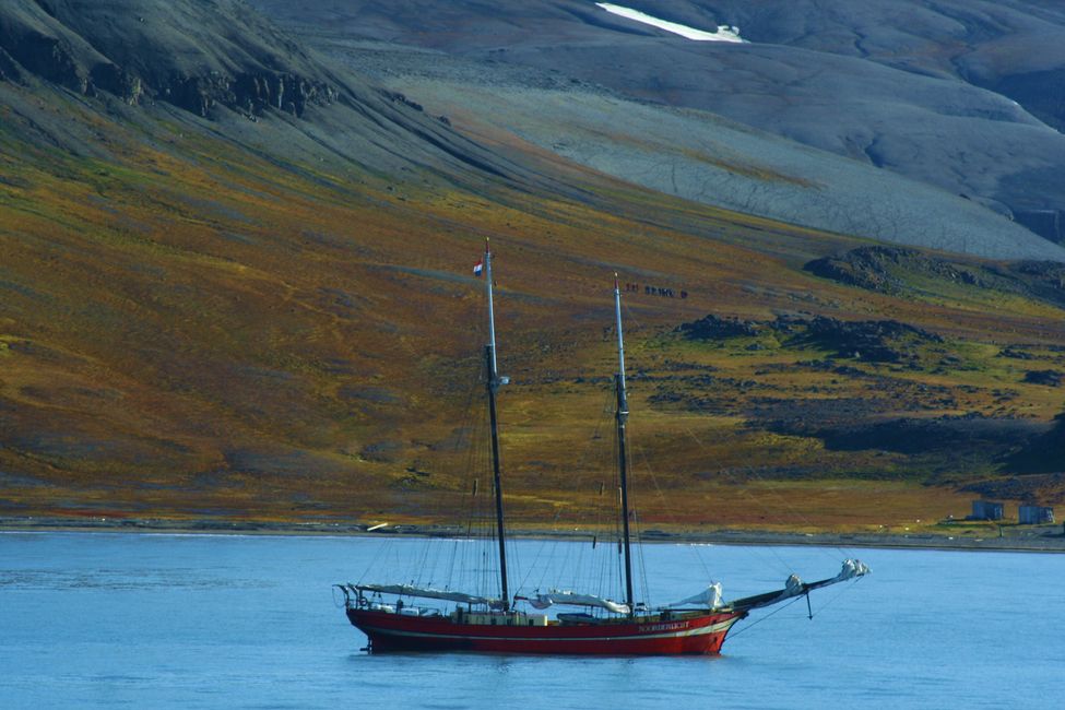 Der Tourismus konzentriert sich auf einzigartige arktische Landschaften sowie der Tierwelt. Egal ob mit Expeditionskreuzern, Schneemobilen, Hundeschlitten oder wie hier Segelschiffen.
