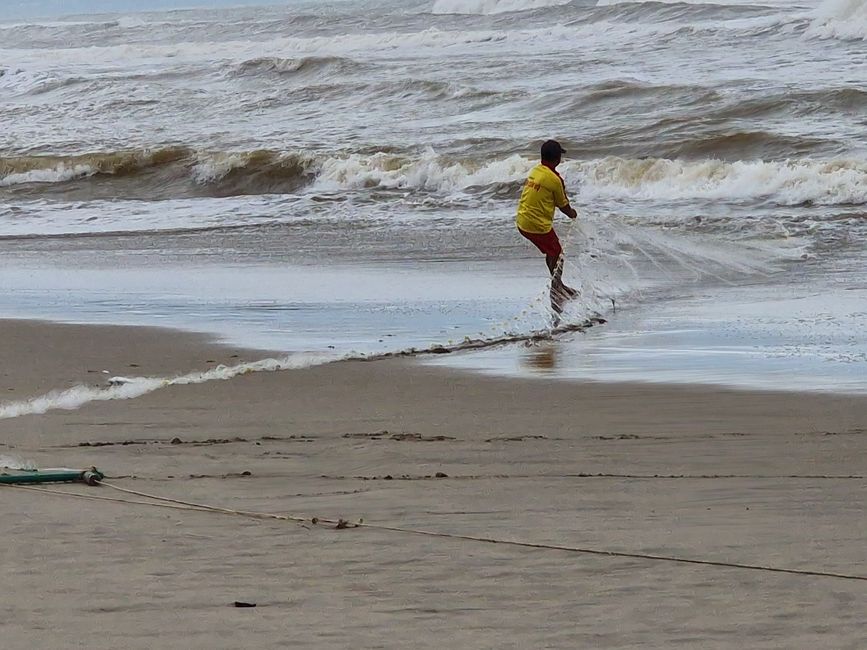Vorüber die Flut.
Wer sah es wohl, du selig Land, 
wie dich die Welle überwand.