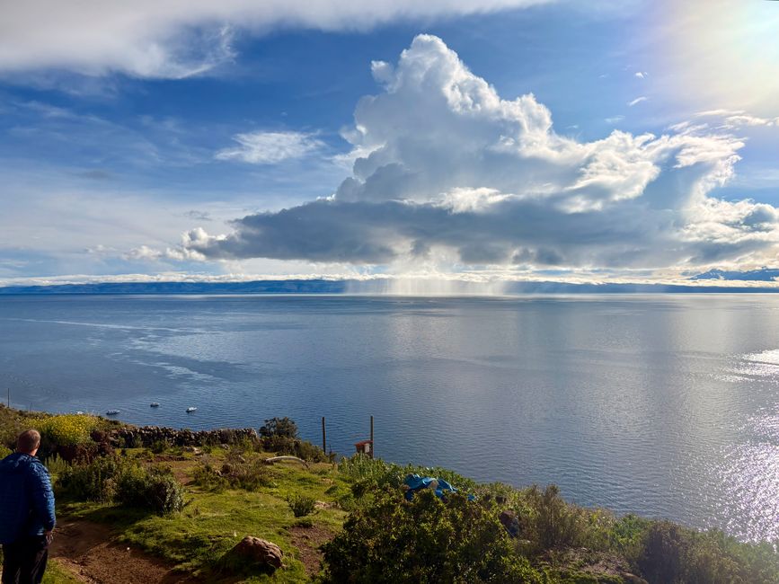 Da hinten regnet es, aber die Isla del Sol hat ihrem Namen alle Ehre gemacht!