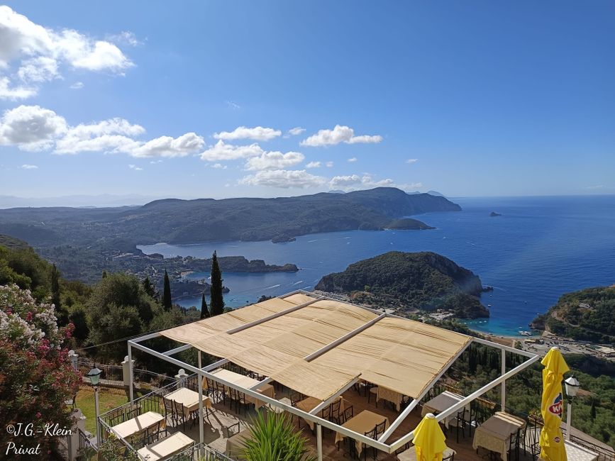 Golden Fox (Bella Vista) Blick über die untere Terrasse auf die Buchten