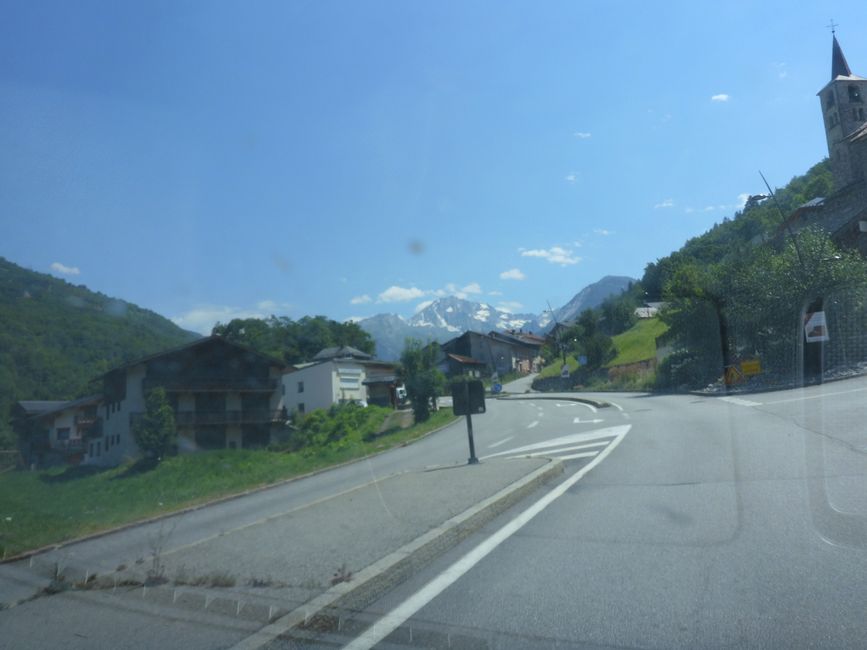 Die hohen, schneebedeckten Berge kommen näher