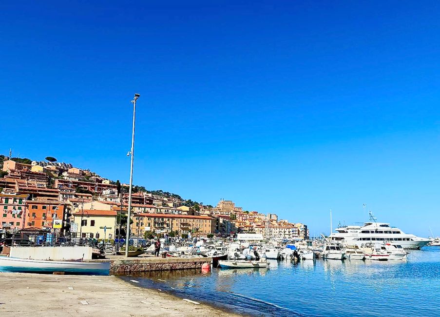 Die Stadt und der Hafen und über allem dieses himmlische Blau.