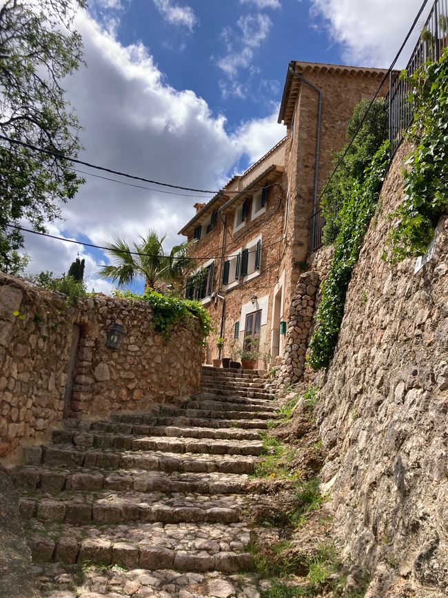 Fornalutx… heißt übersetzt, bestimmt- „steile Treppen“