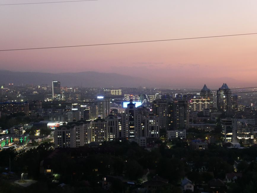 Del campo de vuelo en Turkmenistán hasta la puesta de sol en Kök Töbe: Llegada a Almaty