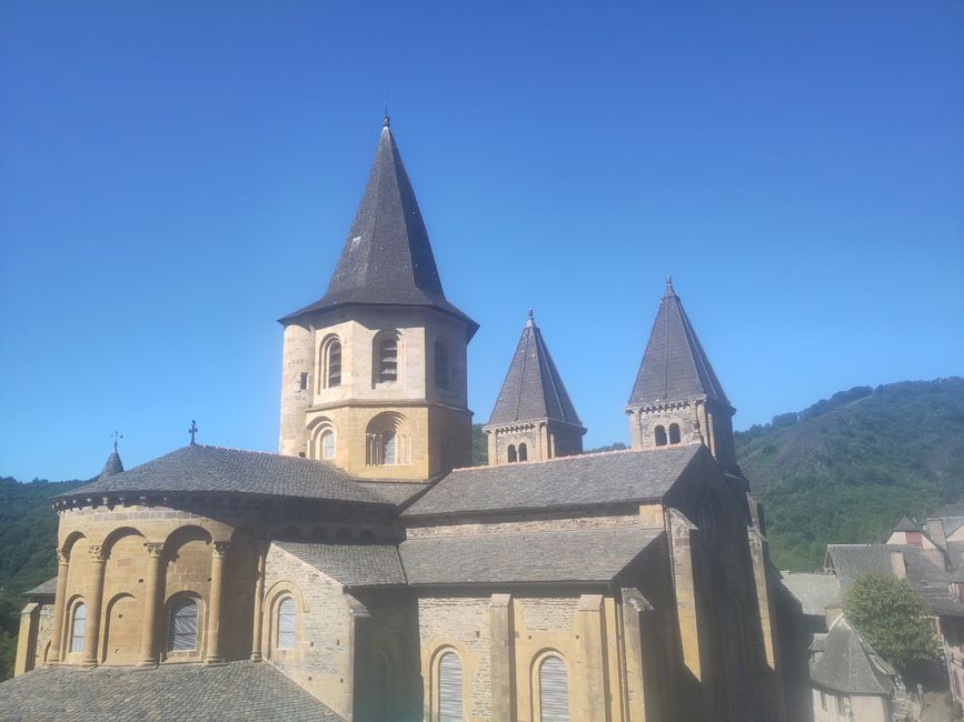 à travers le parc naturel du Quercy jusqu'à Conques dans les monts forêt de l'Auvergne