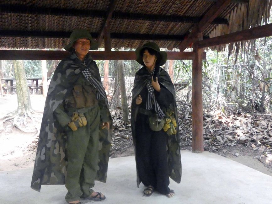 Vietcong: Männer im Tarn, Frauen in schwarz, beide mit Tarnüberhang
