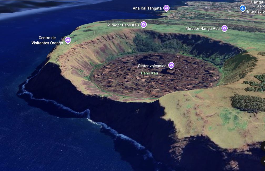 Google Earth: sehr gut zu erkennen die riesige Abbruchkante zum Meer hin. oben links die Kultstätte