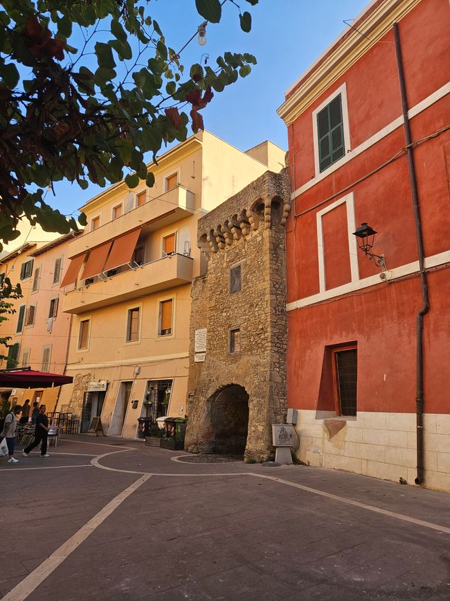 Archetto (auch bekannt als Porta San Cesareo). 