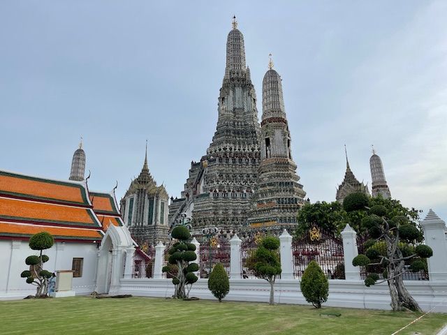 Wat Arun incontra Frühlingsrolle