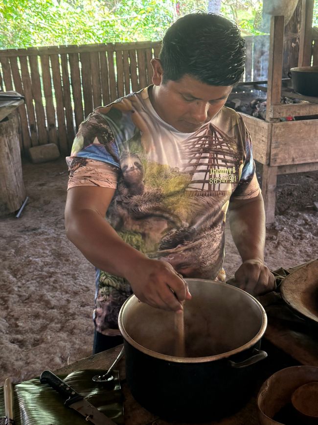 Bribri Kakao Getränk wird gerührt