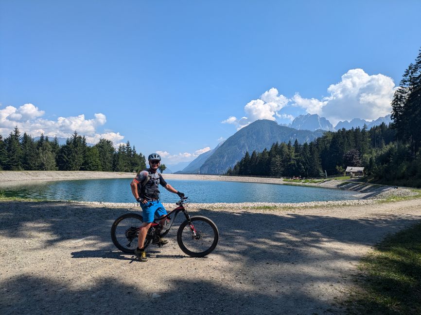 Pausa de dedos en el freno en el reservorio de agua