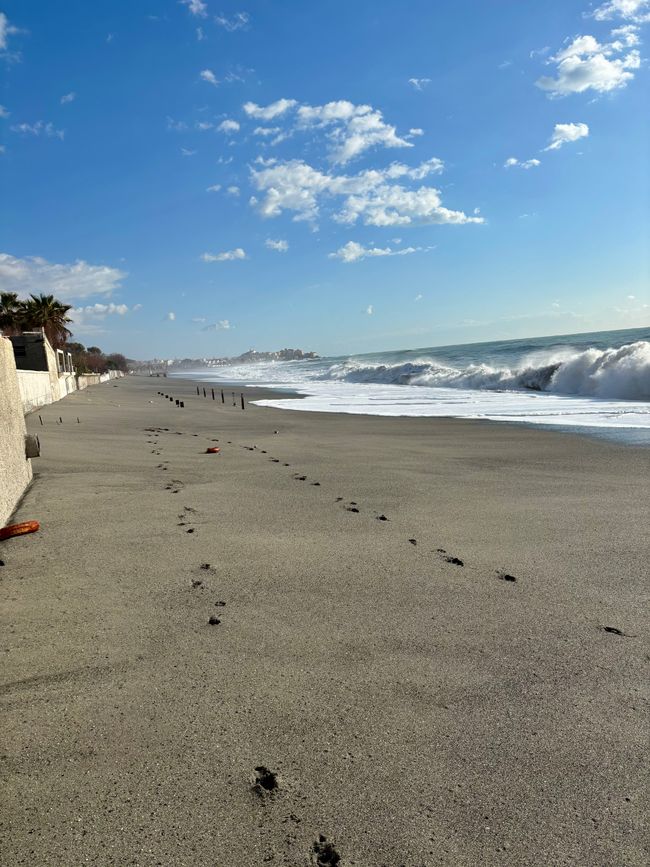 Nous marchons sur la plage et nous nous protégeons des vagues