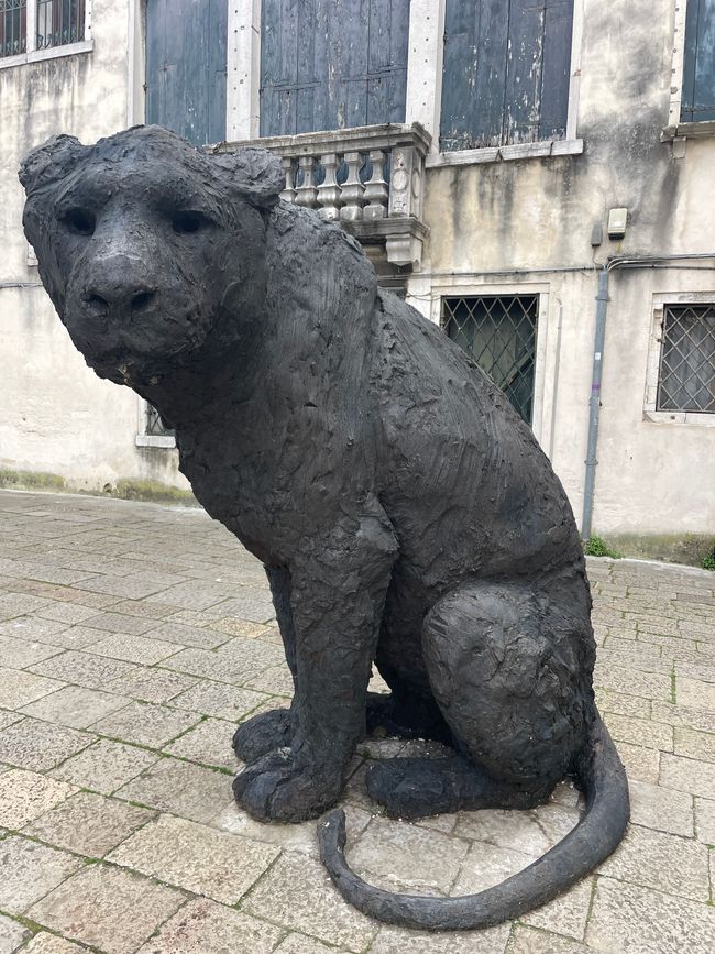 Davanti alla Fondazione