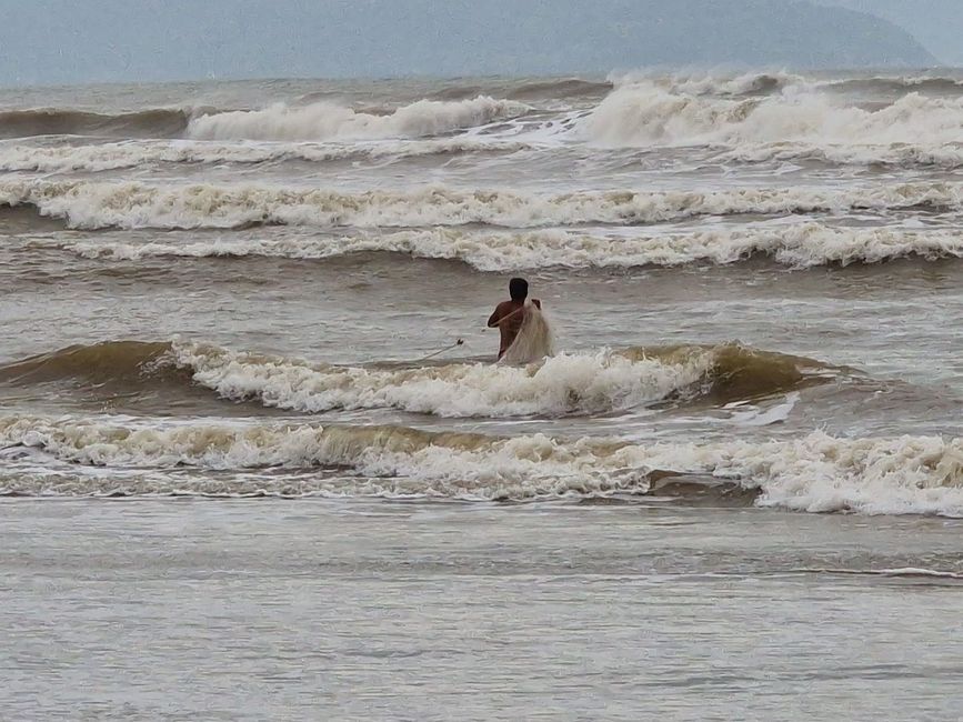 Vorüber die Flut.
Wer sah es wohl, du selig Land, 
wie dich die Welle überwand.