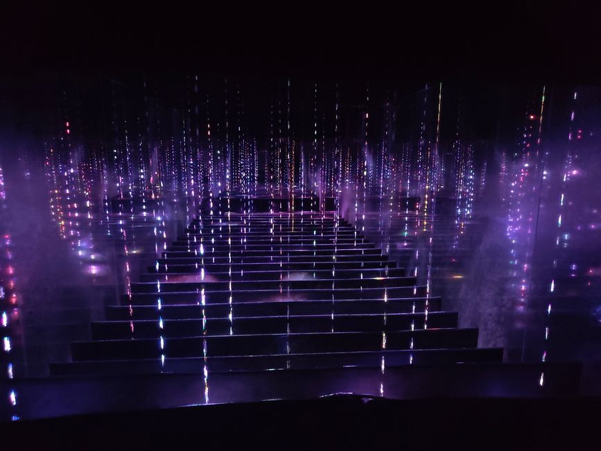 Mehrere Wasserläufe, die alle einzeln beleuchtet sind.