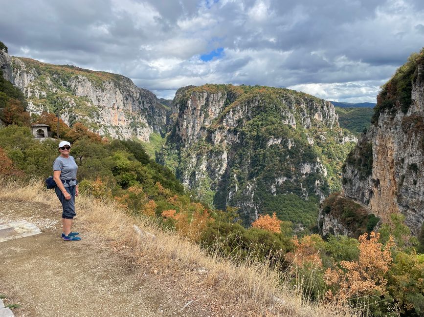 En el camino hacia el monasterio de Paraskevi (a la izquierda de la cabeza de Birgit se ve la entrada)