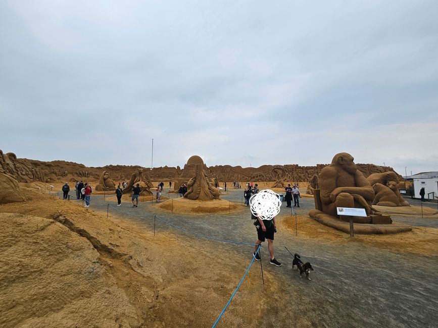 Skulpturen im Sand