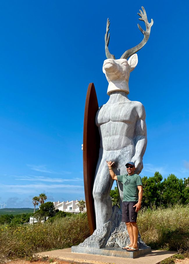 Diese Skulptur in Nazare verbindet das Big-Wave Surfen mit der lokalen Legende eines Hirschjägers auf den Klippen