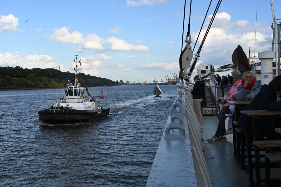 Schlepperhilfe beim Wenden auf der Elbe