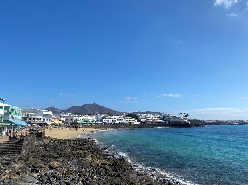 La isla volcánica Lanzarote con vista a La Graciosa