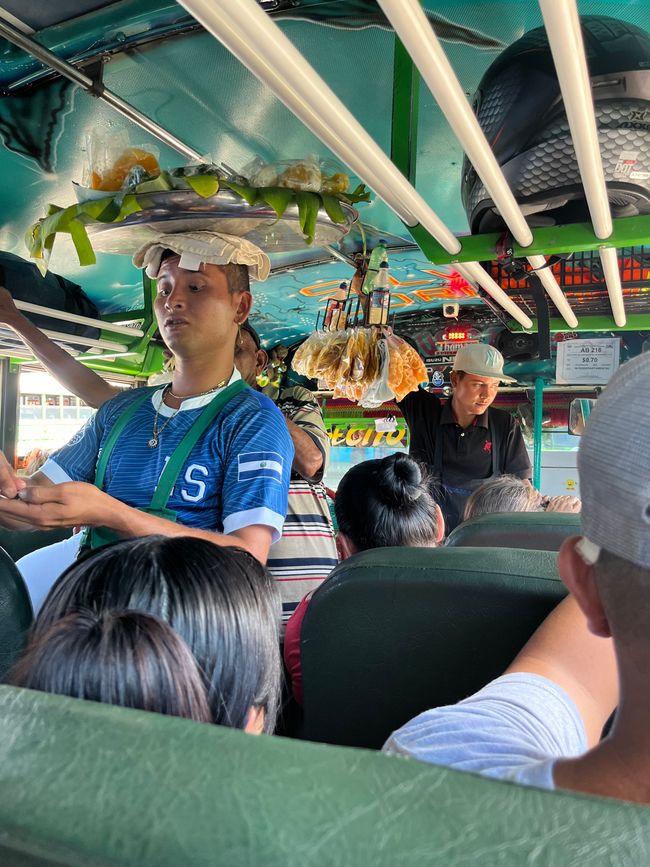 Venditore nel Chicken Bus