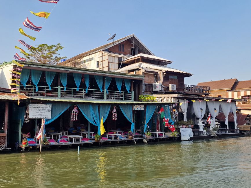 Baanrak Amphawa